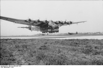 Bundesarchiv_Bild_101I-596-0367-05A,_Flugzeug_Me_323_Gigant.jpg