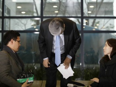 korean-air-chairman-bows.jpg