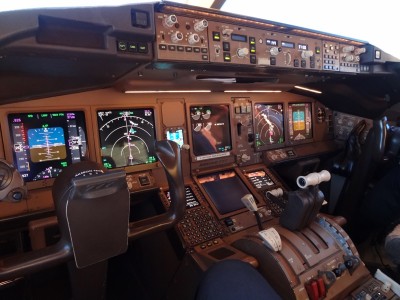Alitalia-Boeing-Cockpit-B777 -1.jpg