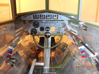 043_theballybomber_2015_cockpit_0002.jpg